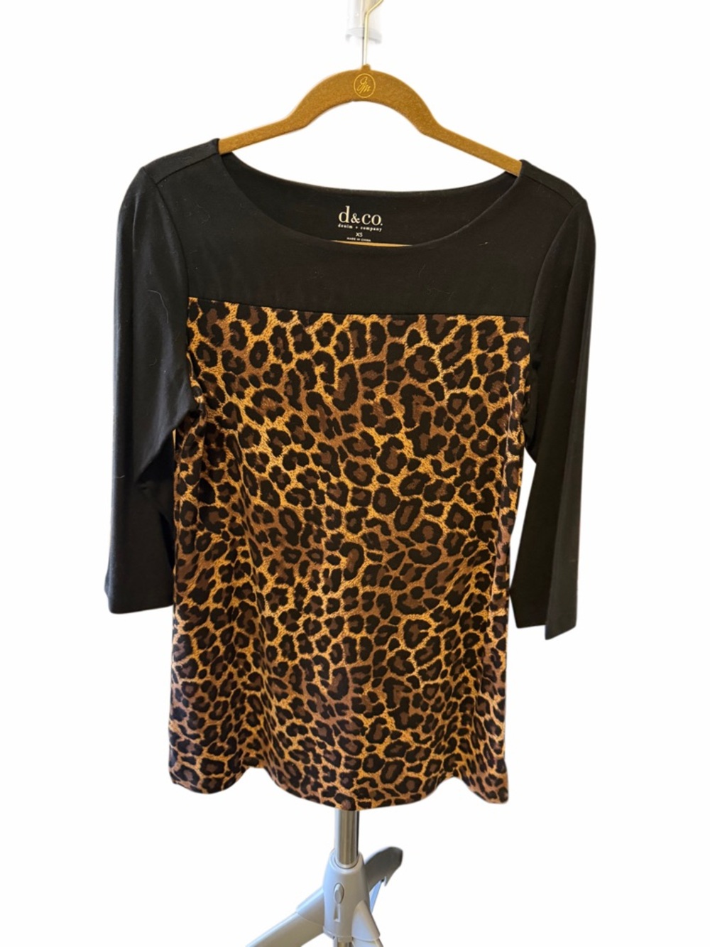 d & co. Women's Black and Leopard Print 3/4 Sleeve Top